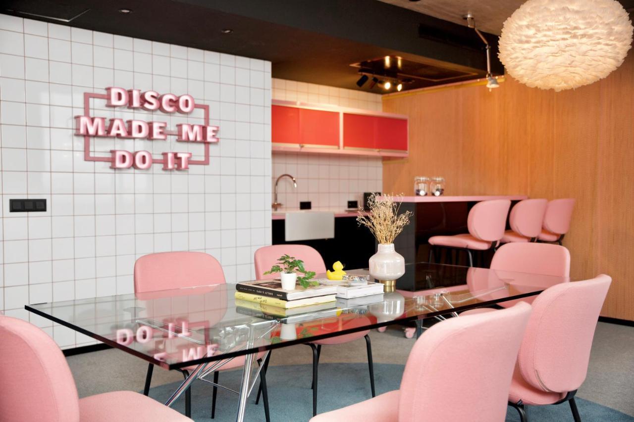 Hotel The Social Hub Vienna Esterno foto "Disco made me do it"