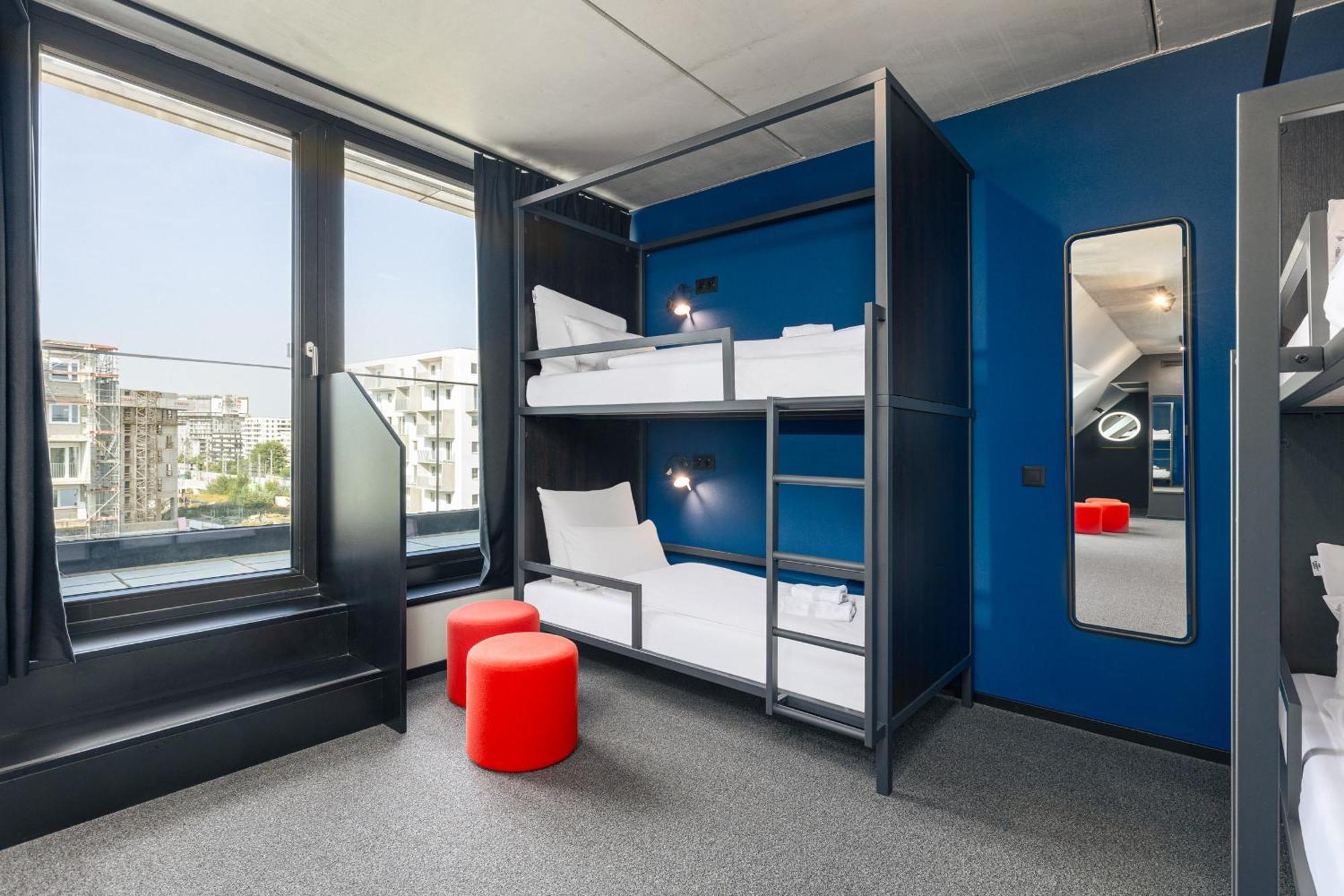 Hotel The Social Hub Vienna Esterno foto Room with bunk beds