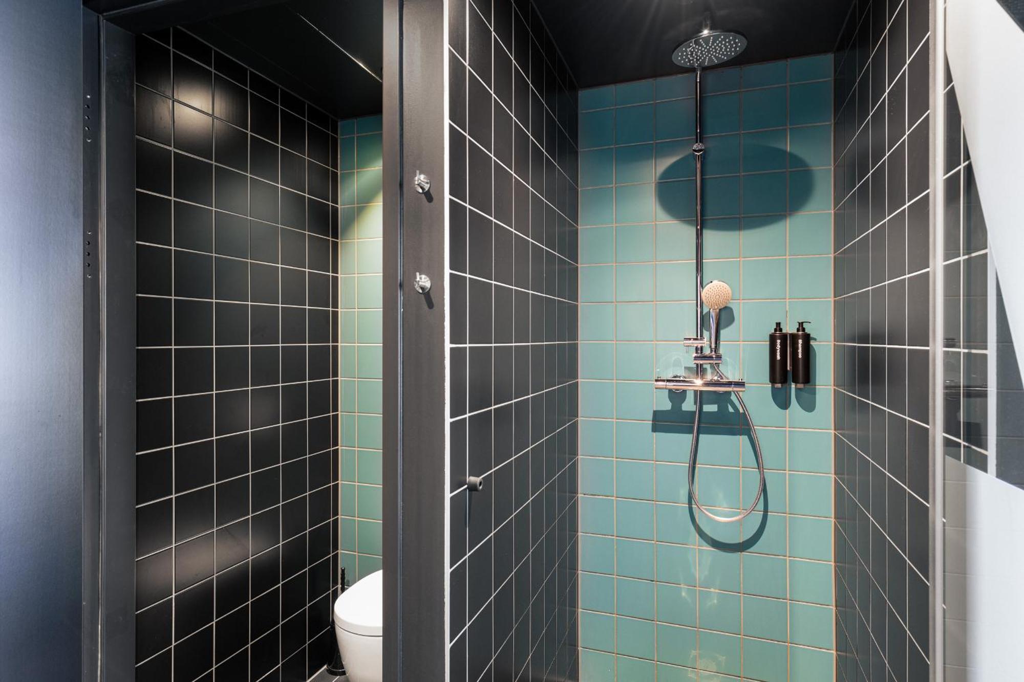 Hotel The Social Hub Vienna Esterno foto Bathroom