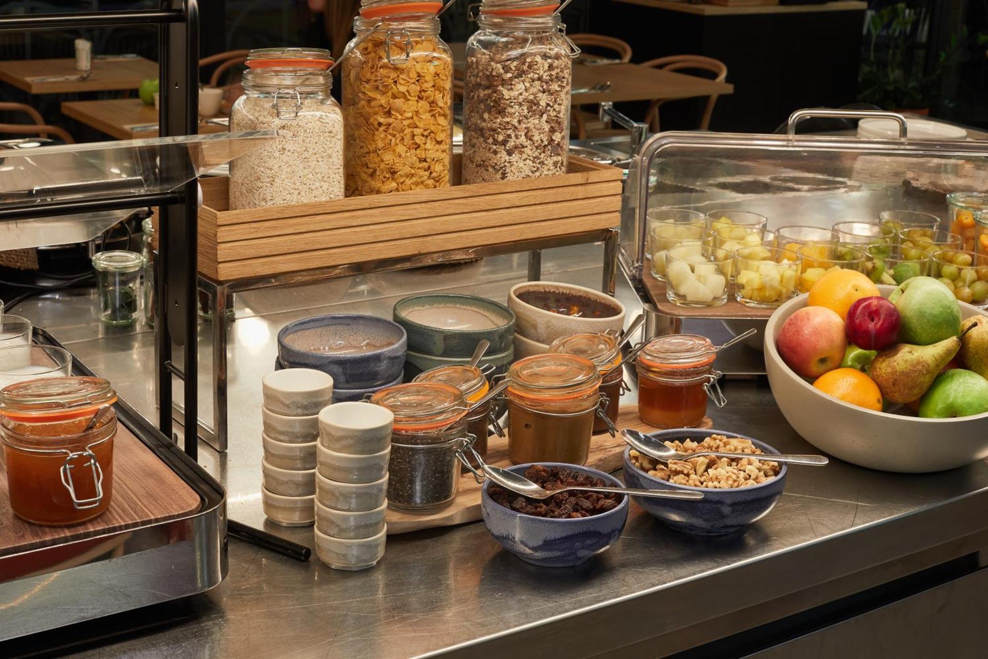 Hotel The Social Hub Vienna Esterno foto Breakfast buffet at a hotel